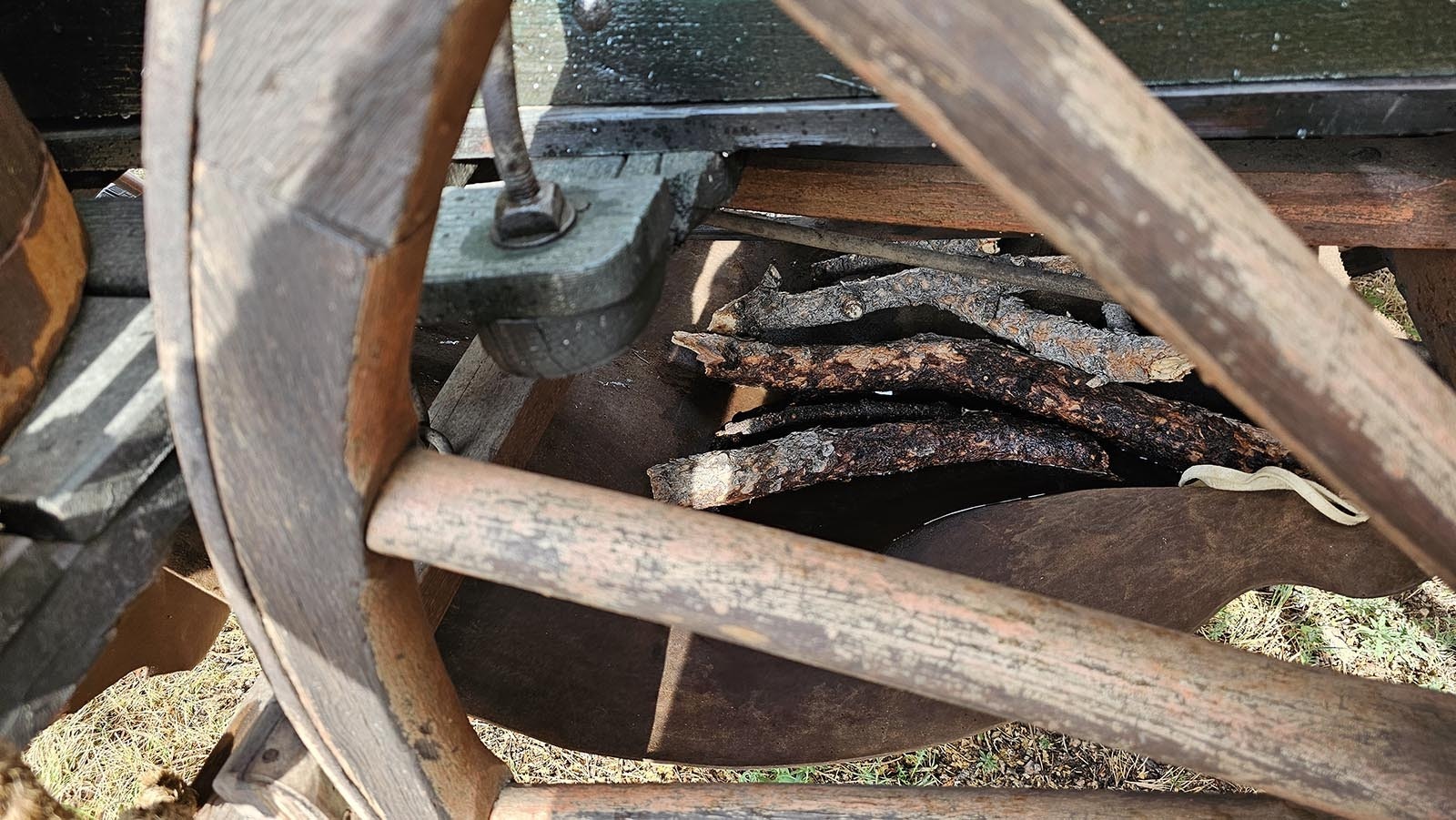 A cowhide was typically stretched below the wagon to hold firewood or cow chips for starting cookfires.