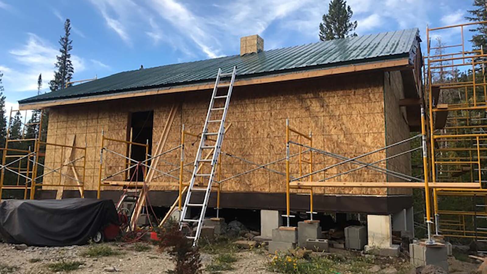 Larry Ash’s cabin project in the second season succeeded in getting the walls up and the roof on.