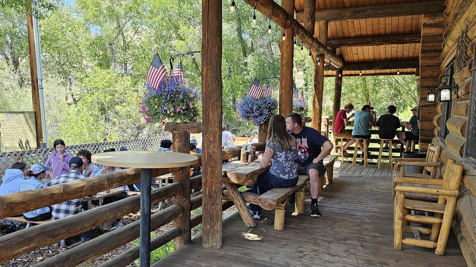 The side patio at 2Z's Barbecue overlooks a courtyard with some picnic tables perfect for those who prefer to sit in the sunshine.