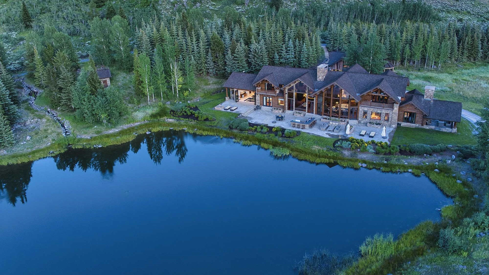 Riva Ridge Reserve, an 18,000-square-foot luxury estate on 117 acres formerly owned by a pharmaceutical executive, has changed hands for close to $39.5M. Its habitable footprint exceeds Teton County size caps, meaning it couldn’t be built today.