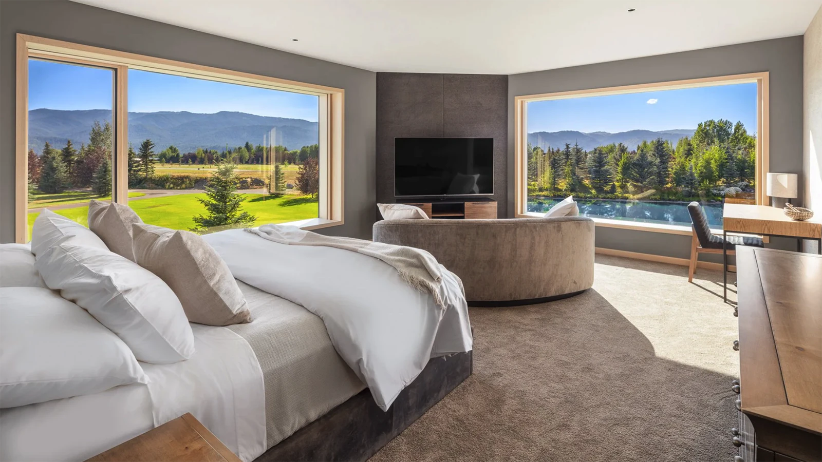 The hanger also includes 11,150 square feet of residence space, with seven bedrooms that give the feeling of staying in a resort, including a dedicated kitchen, a living room and a third-floor gymnasium.