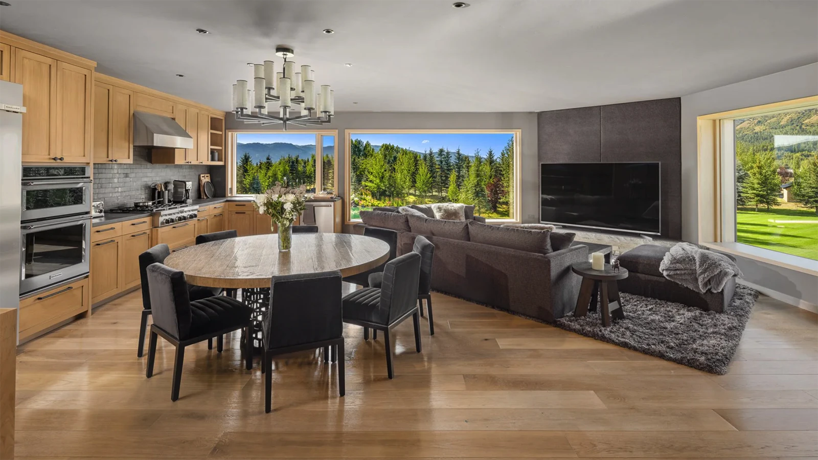 The hanger also includes 11,150 square feet of residence space, with seven bedrooms that give the feeling of staying in a resort, including a dedicated kitchen, a living room and a third-floor gymnasium.