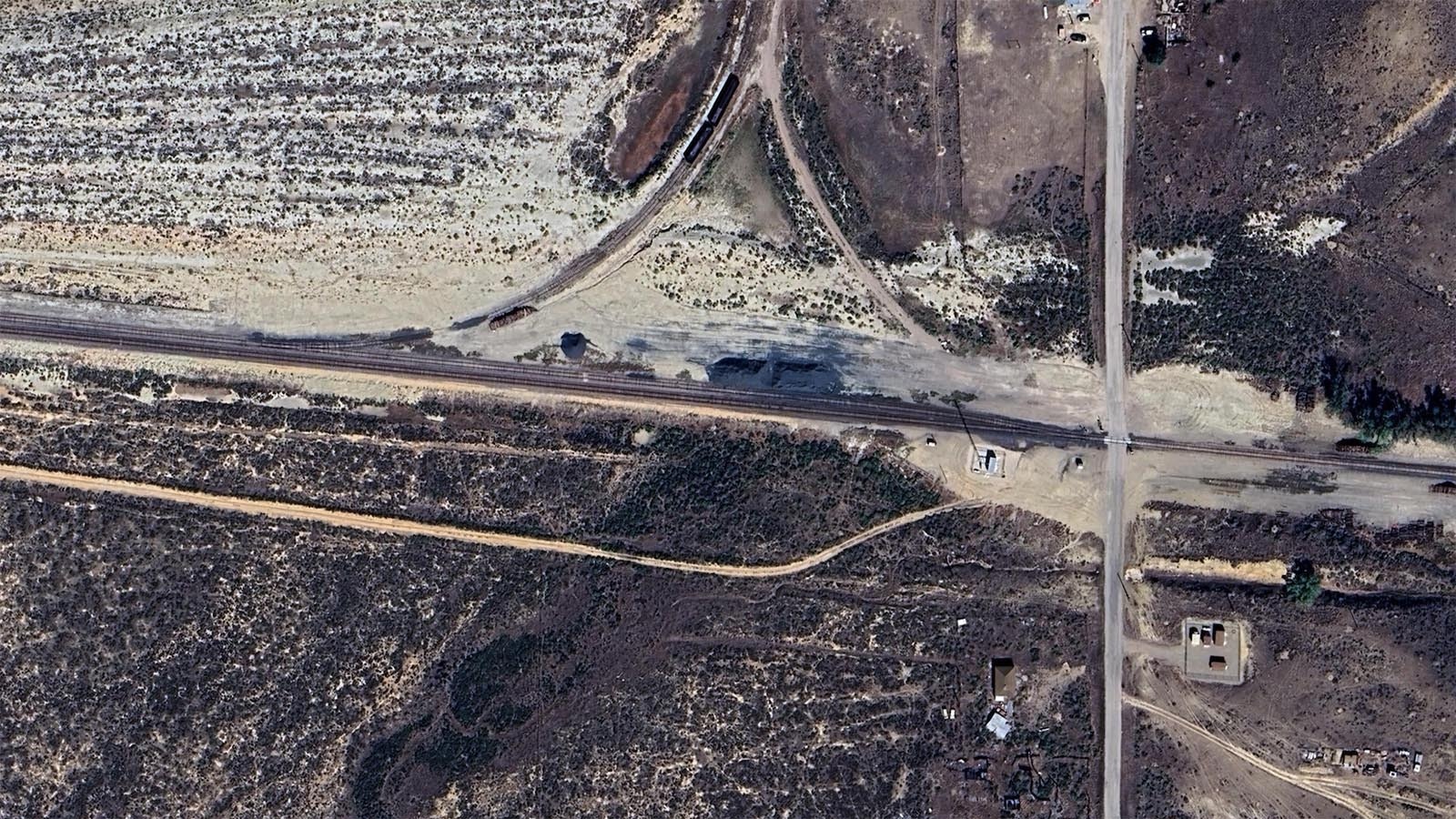 The siding in Arminto, Wyoming, is shown above the main track in this Google Earth screeshot.