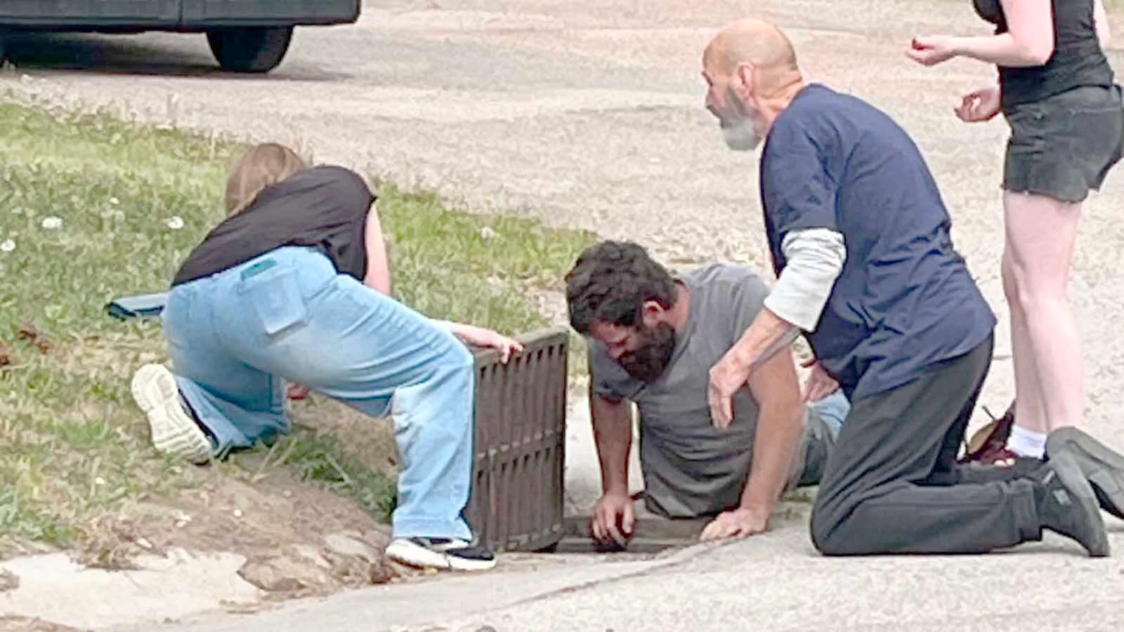 As a "grumpy mama duck” freaked out over ducklings that fell into a Sheridan storm drain this past weekend, a stranger with a “big beard” climbed in after them. A woman who watched the rescue says it restored a little of her faith in humanity. 
