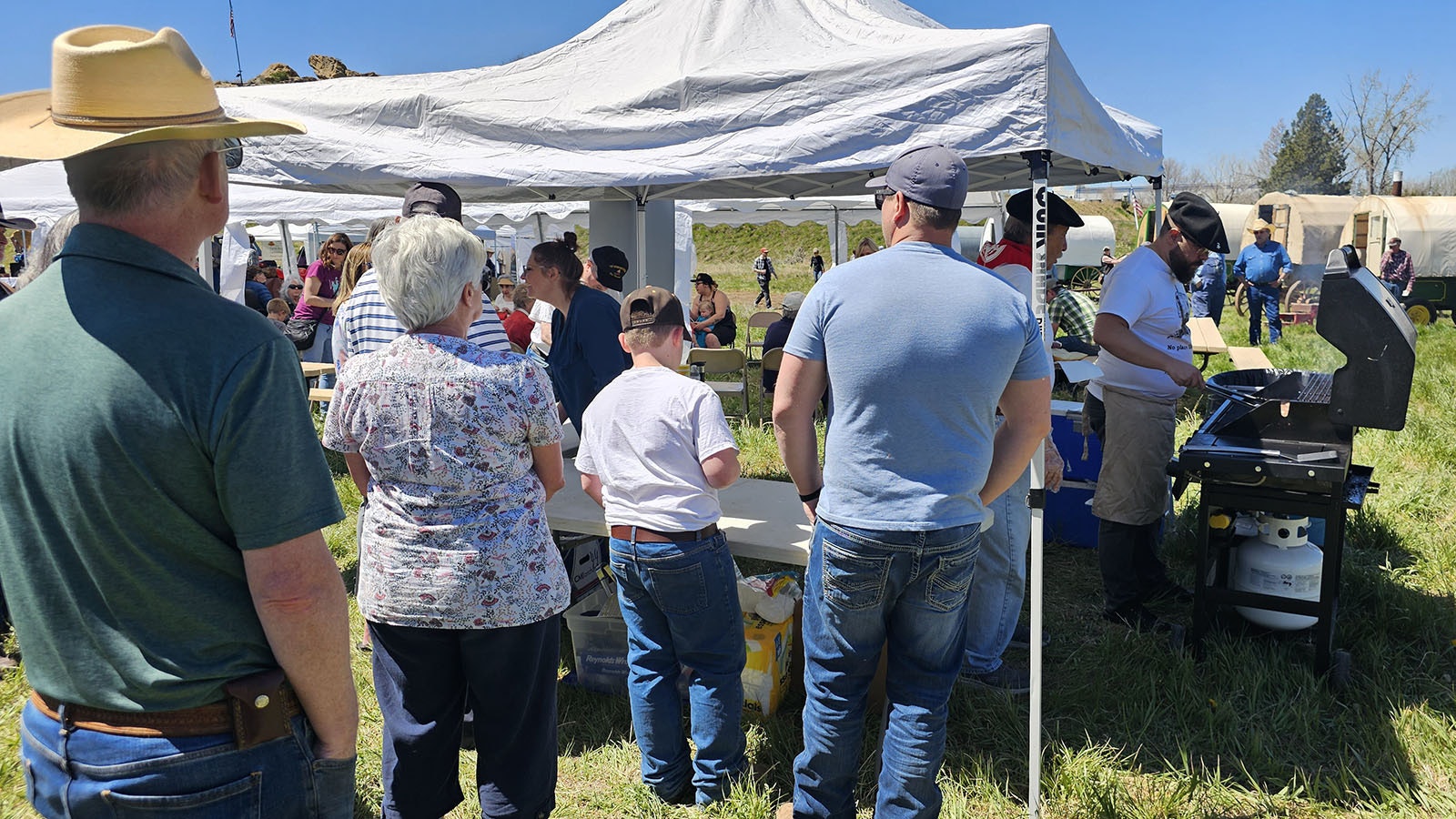 The line quickly grows for tasty Lukainka sausages, cooked by the Basque Big Horn Club.