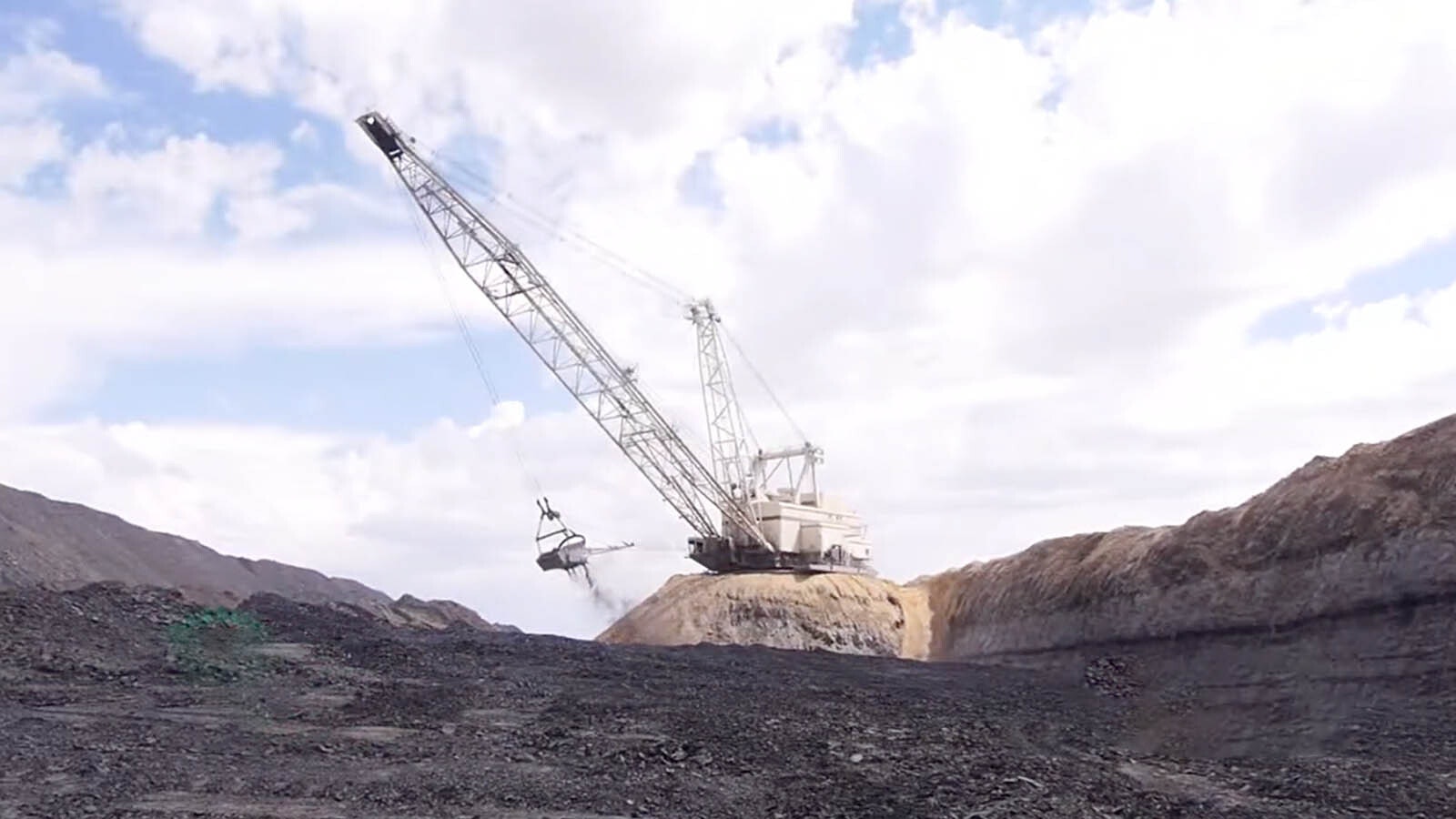 A dragline moves coal at the Black Butte mine in Sweetwater County.
