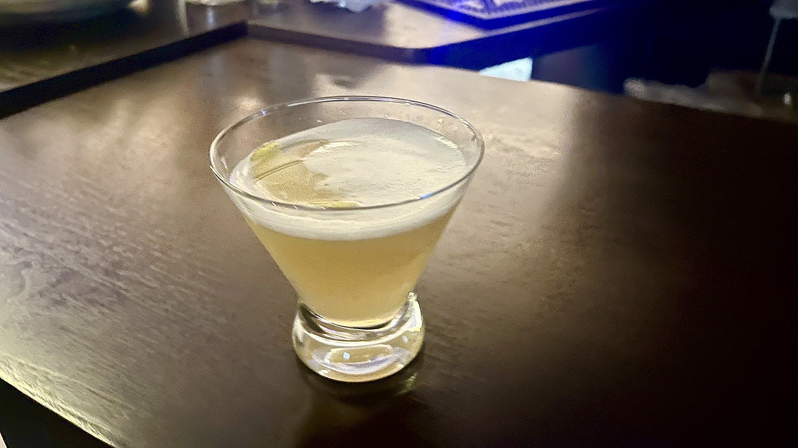 El Bees Knees es un cóctel clásico inspirado en 1920 elaborado con ginebra, limón, miel y amargo.