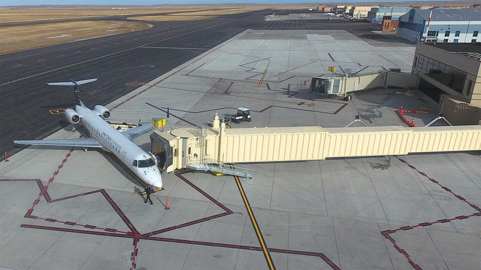 Wyoming’s airports are warning travelers to expect cancellations and delays after the FAA implemented a reduction in domestic flights. The situation could worsen if the shutdown is not resolved by Sunday.
