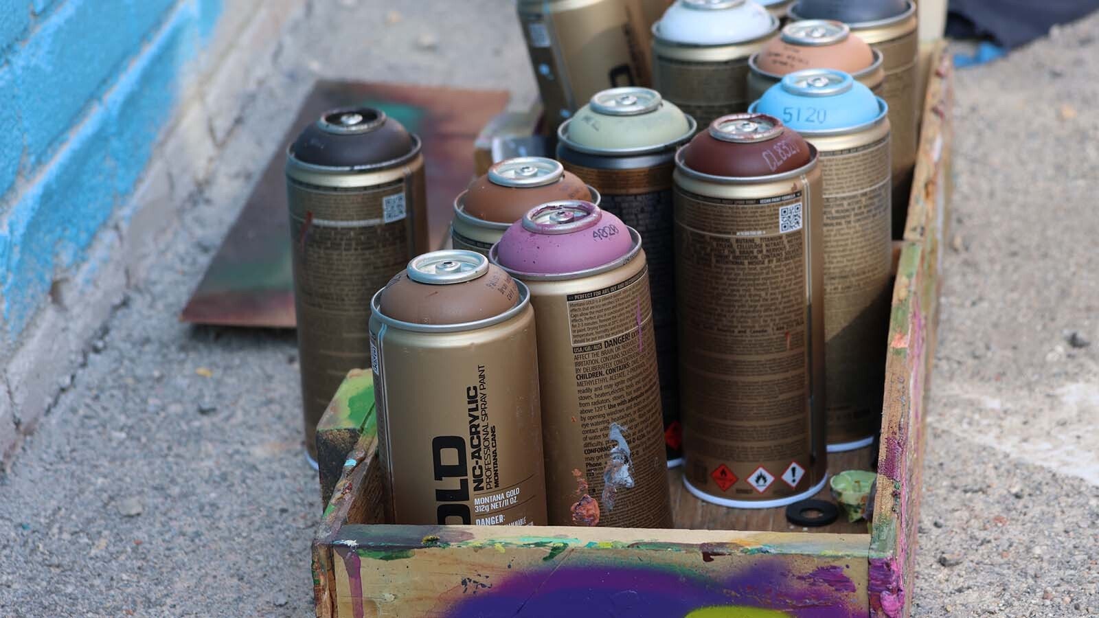 The high-quality spray paint used by Toro comes out slow and allows him to draw with it.