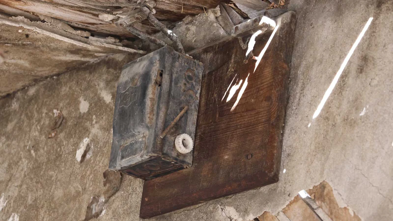 The electrical box inside the cabin and original wiring are still there.