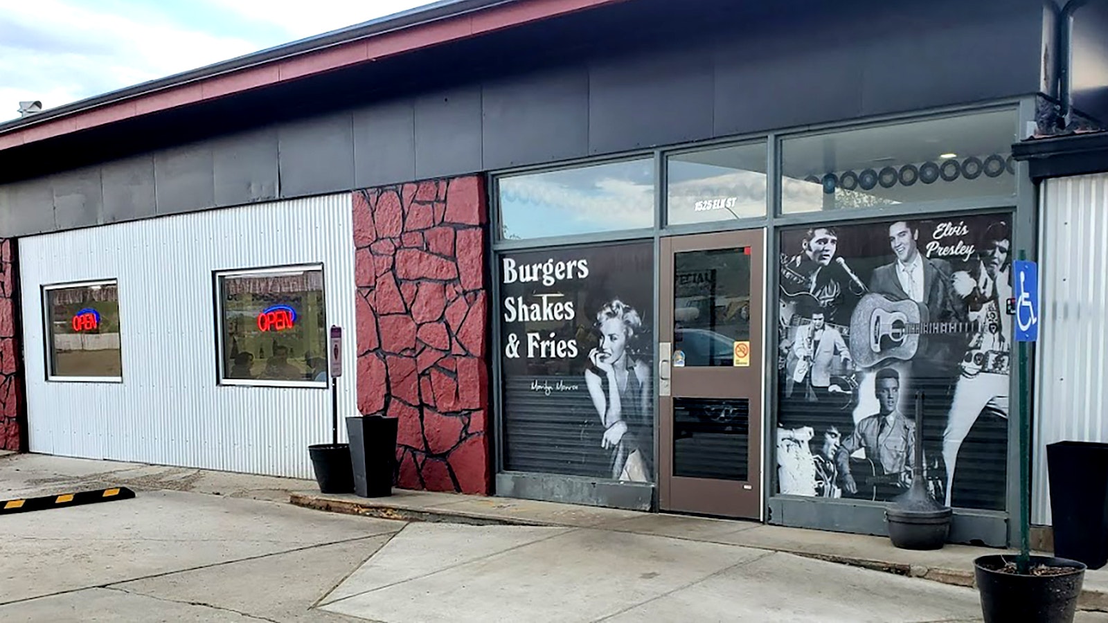 The Chill Grill in Rock Springs, Wyoming, gives off a cool 1950s diner vibe. It's a favorite spot for locals, known for huge burgers made fresh to order.