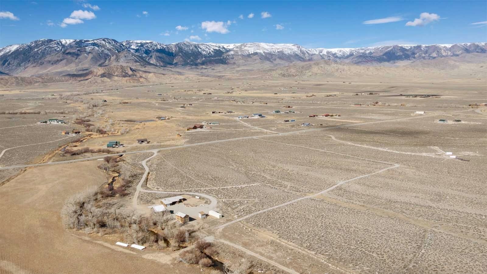 How do you sell a one-of-a-kind property in Wyoming's windiest town? Realtor Alexander Lexington says buyers see potential paradise, not peril, in a 20-acre Clark, Wyoming, property with three homes. It is drawing interest despite winds of up to 128 mph.