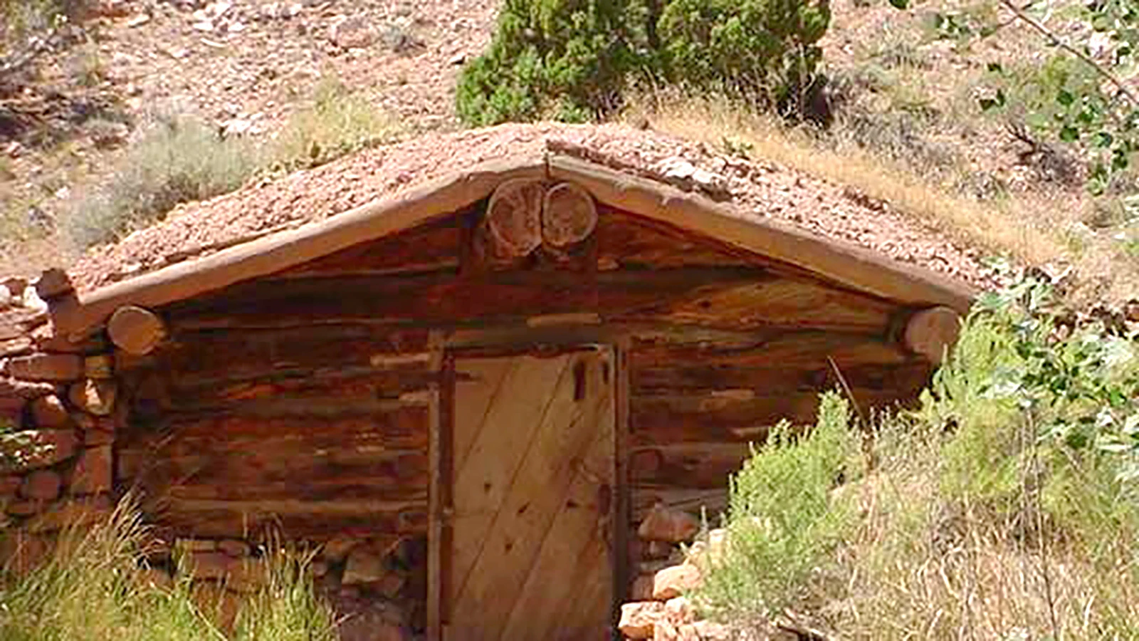 The ghost town of Hillsboro is all that remains of the Cedarvale Dude Ranch, a popular destination for the rich Easterners who wanted to experience the west, but with all the luxuries of home, including electricity. Cedarvale began as a gold mining claim that fizzled out. The owner, Grosvenor "Doc" Barry, then decided to promote the natural beauty of the Bighorn Canyon in which he lived by creating a recreational camp.