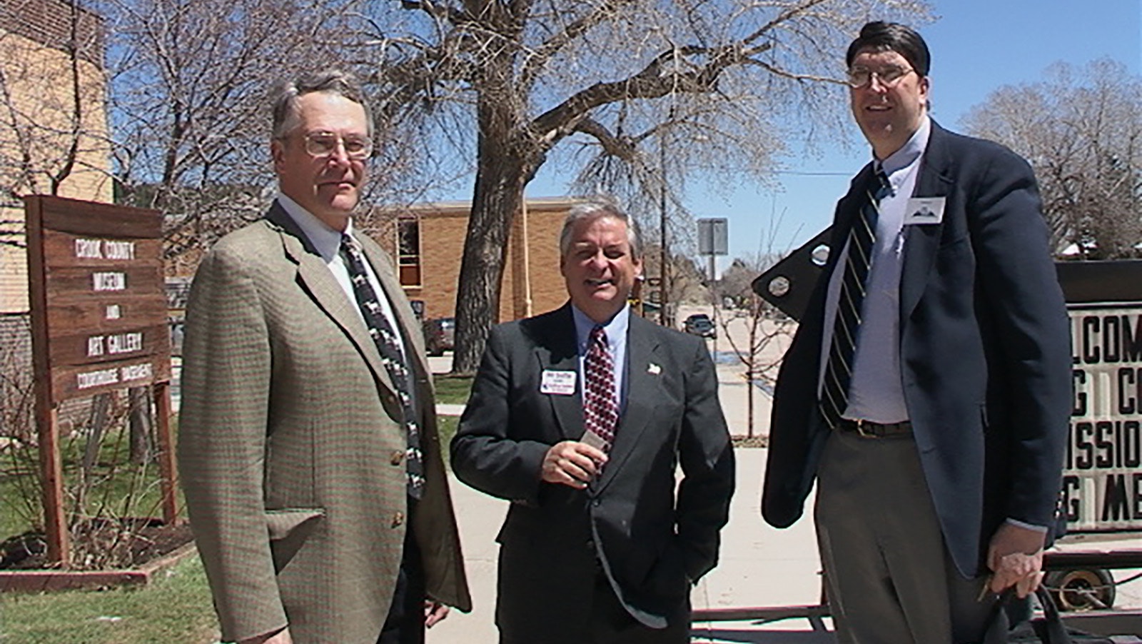 Bill Sniffin, center, with 7-foot-3 Paul Krause, right, and Nels Smith Jr., who stood 6-foot-7, in a 2002 photo.