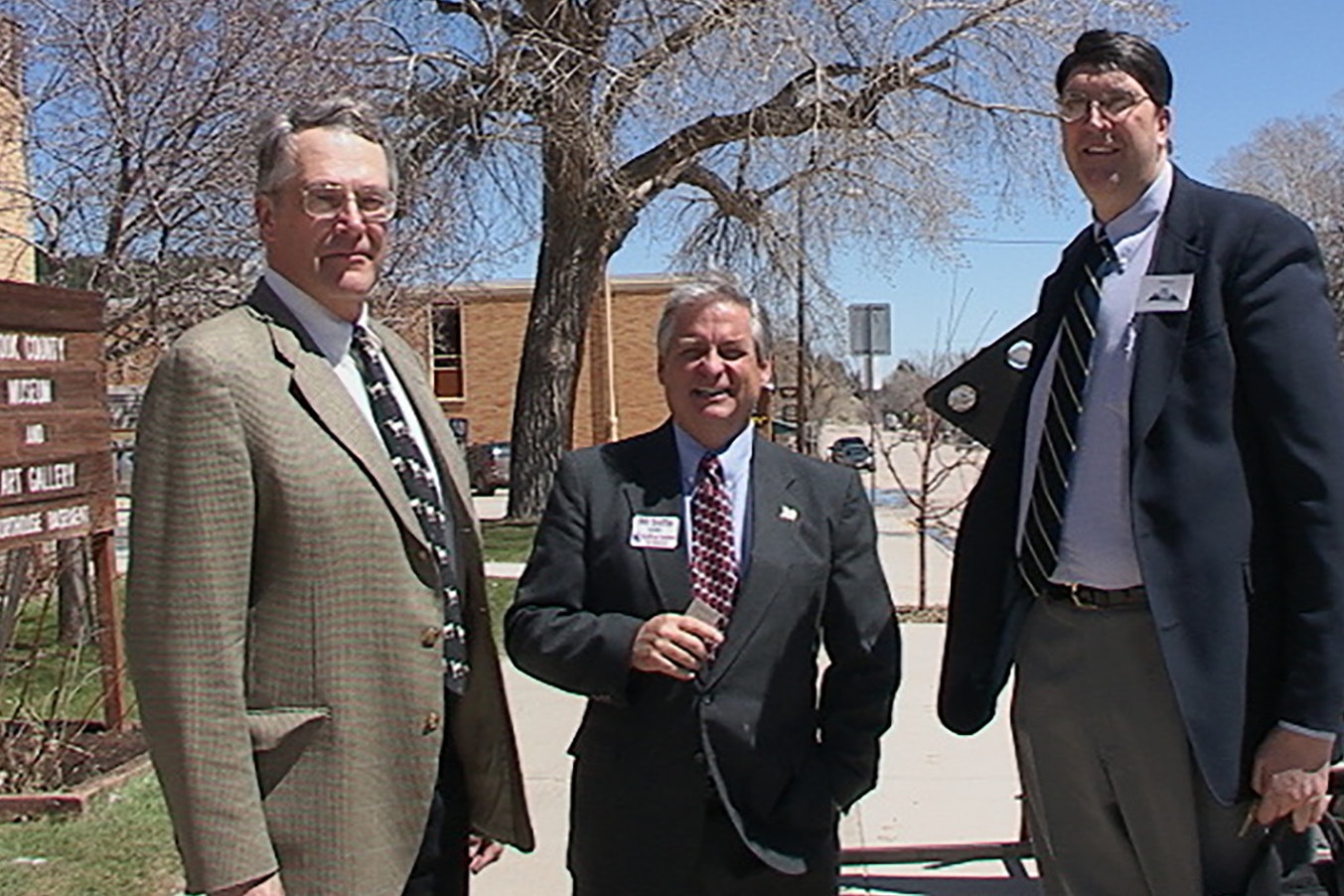 Bill Sniffin, center, with 7-foot-3 Paul Krause, right, and Nels Smith Jr., who stood 6-foot-7, in a 2002 photo.