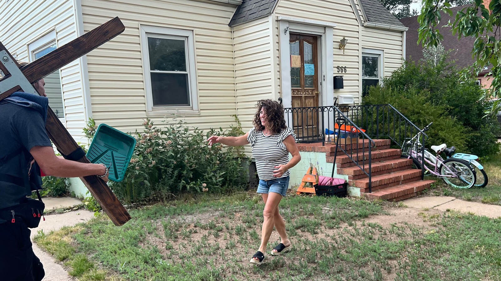 Street pastor Nick Schindler stops to help Audrey Mauch in Laramie last Sunday.