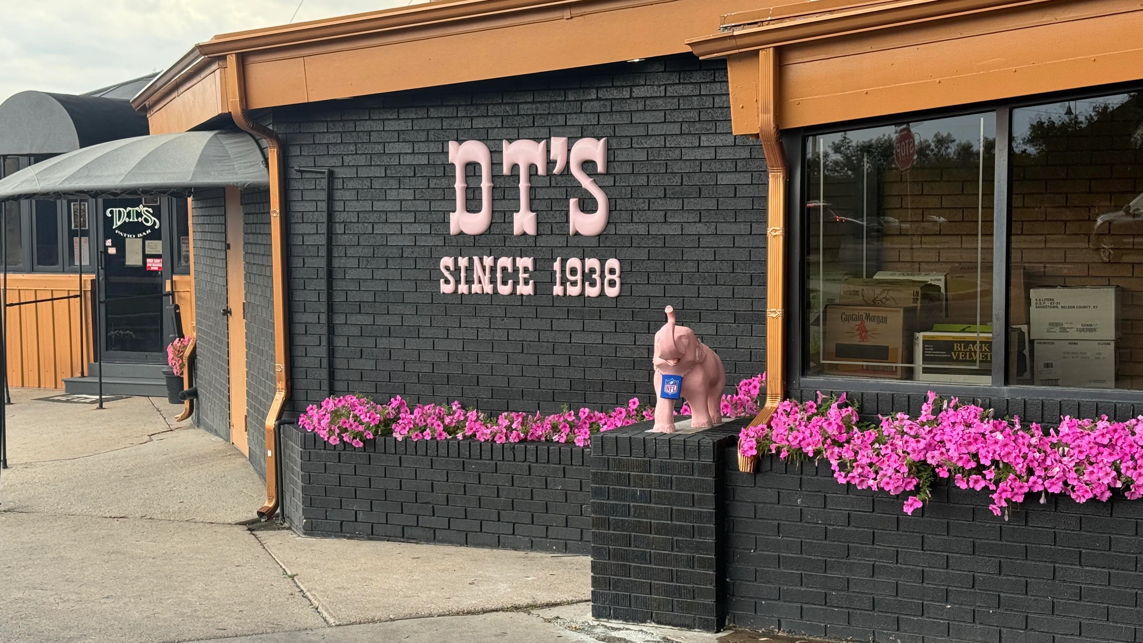 Exterior of DT's bar on East Lincolnway in Cheyenne