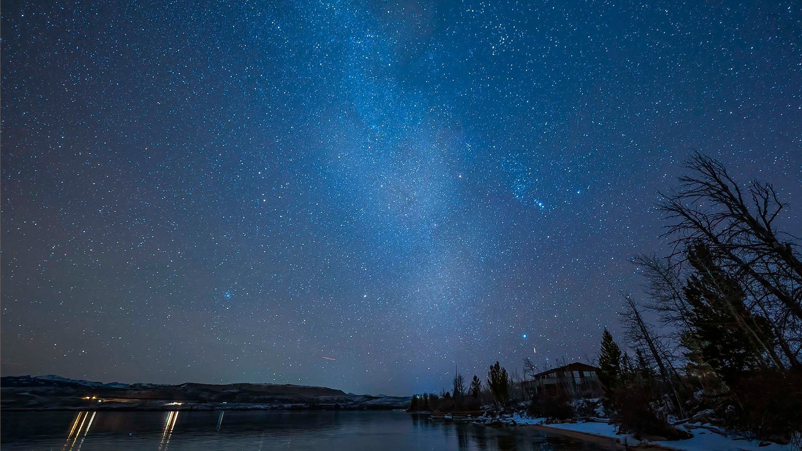 Fremont Lake under a clear night sky.
