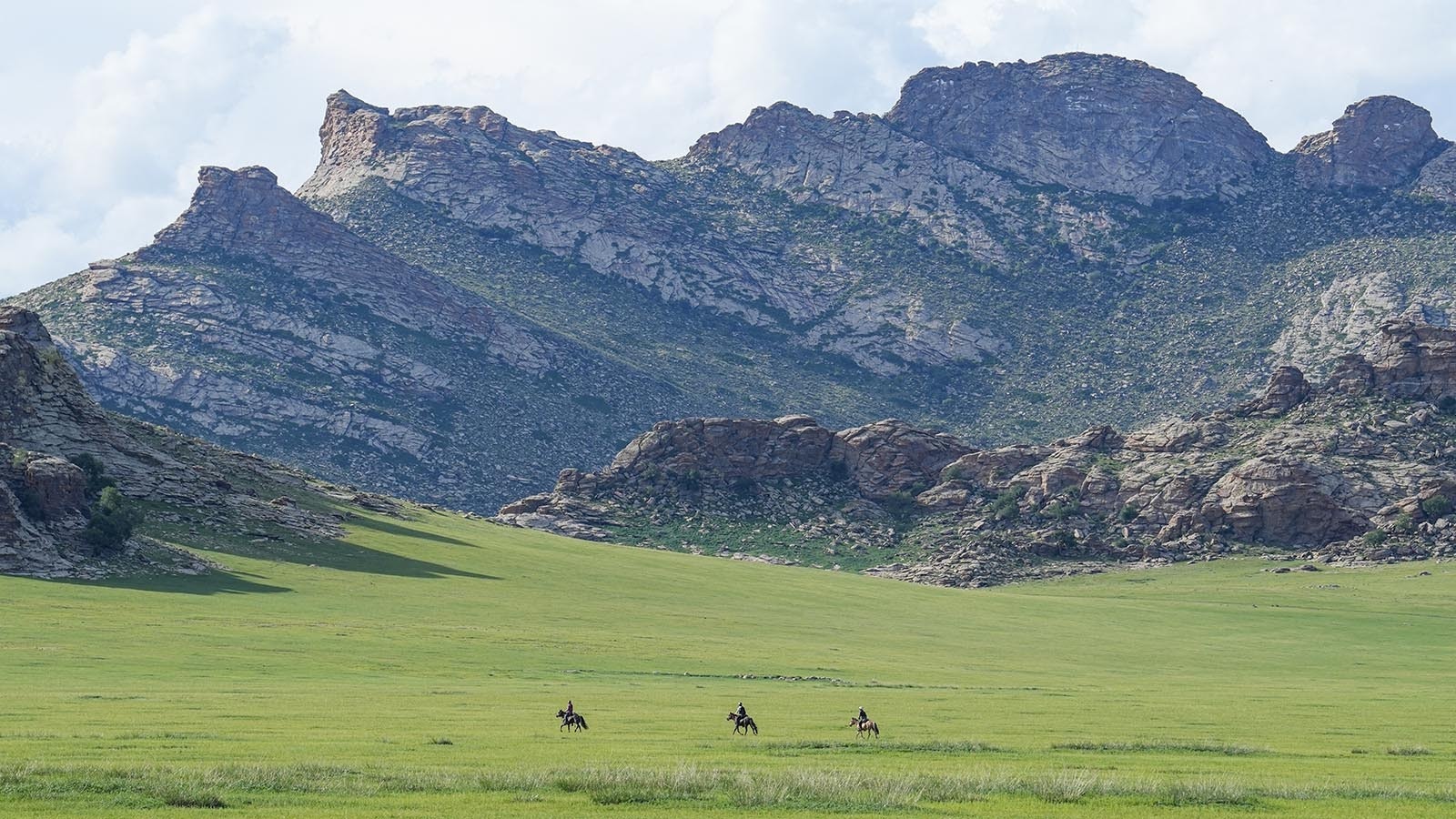 Dierdre Griffith and other Mongol Derby riders during the 2022 race.