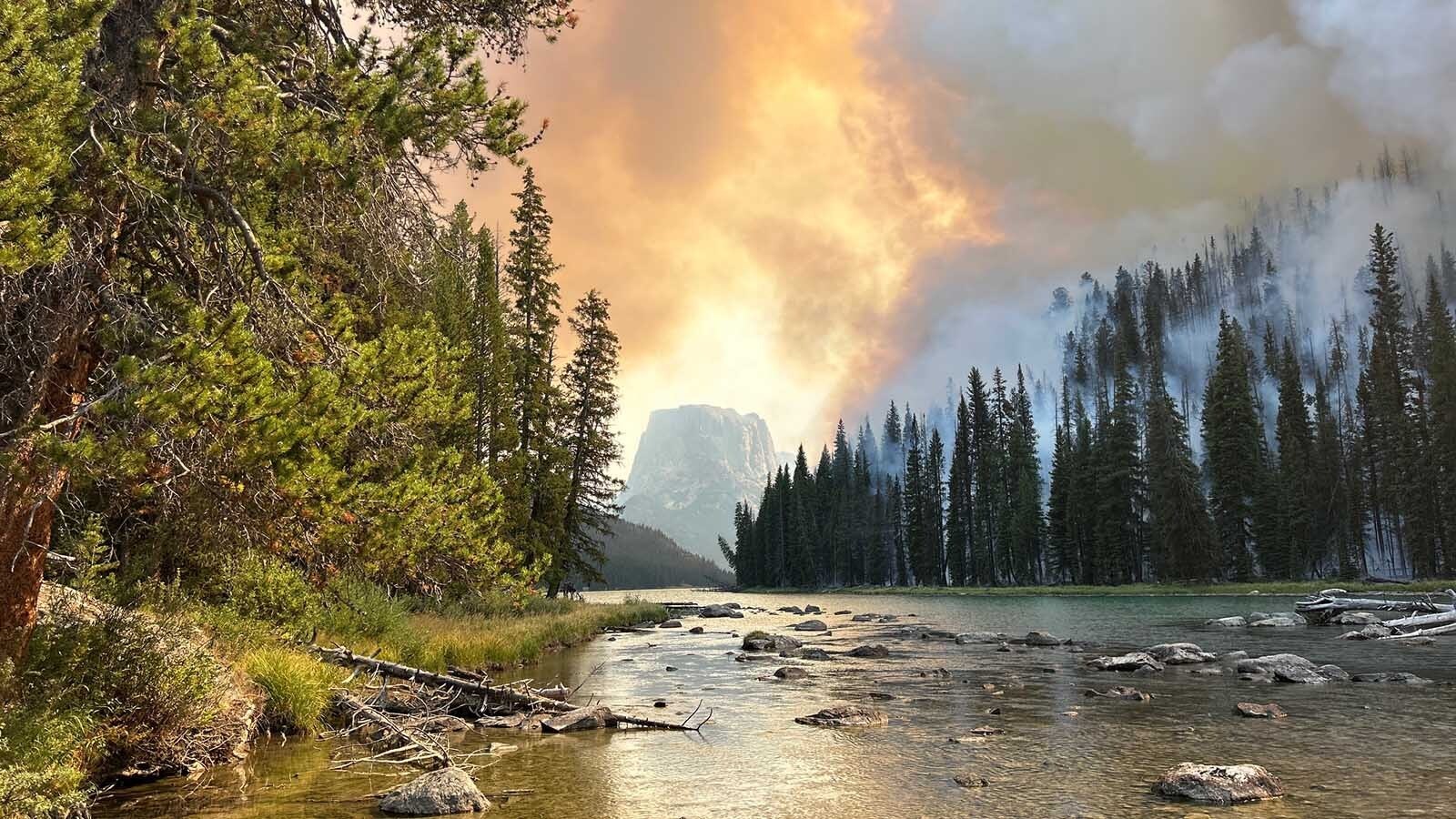 The Dollar Lake Fire comes to the west bank of the Green River with Squaretop Mountain in the background.