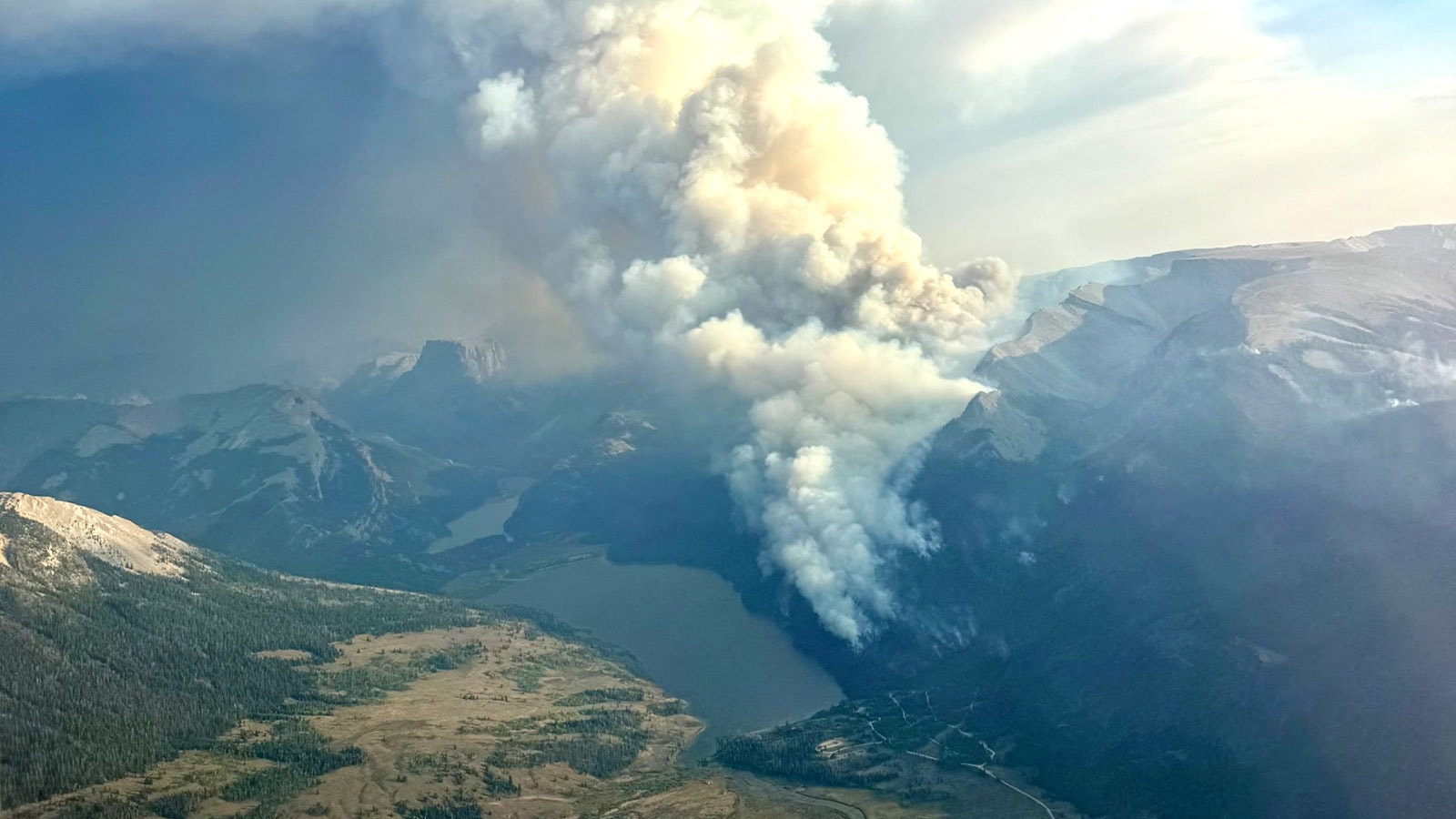 Steep, rugged terrain is slowing down progress for the more than 500 personnel fighting the nearly 16,000-acre Dollar Lake Fire about 40 miles north of Pinedale. It’s burning along the Green River Lakes and is within sight of Squaretop Mountain.