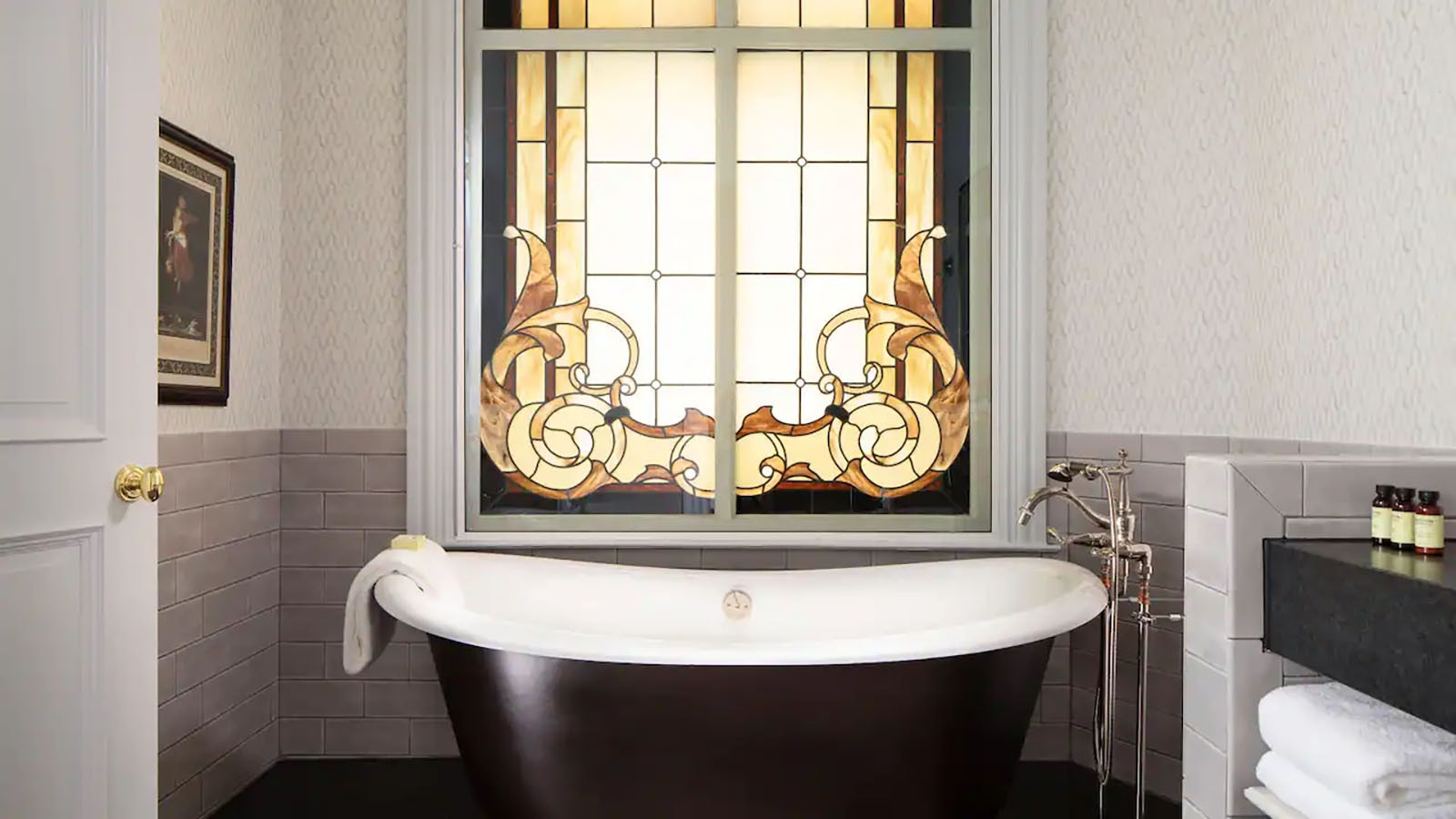 The Heritage Suite bathroom with stained glass.