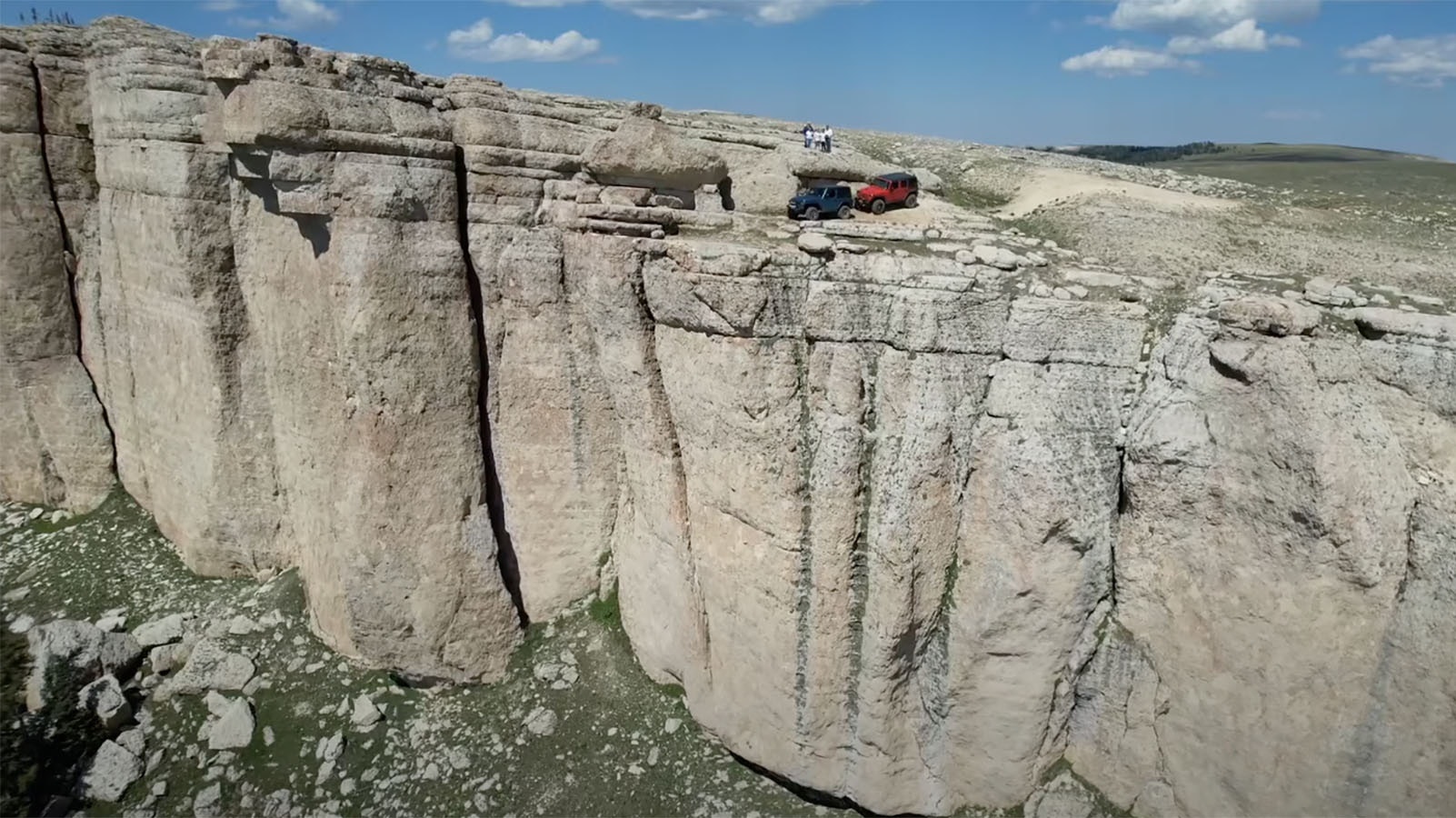 Drone shot of Wyoming Jeepers in the Bighorns.