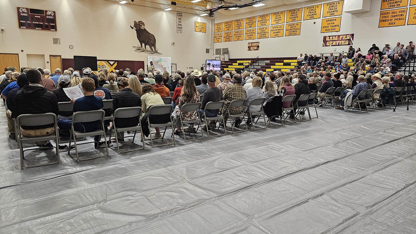 A meeting to discuss fire strategy for the Elk Fire drew close to 500 people to Big Horn Wednesday night.