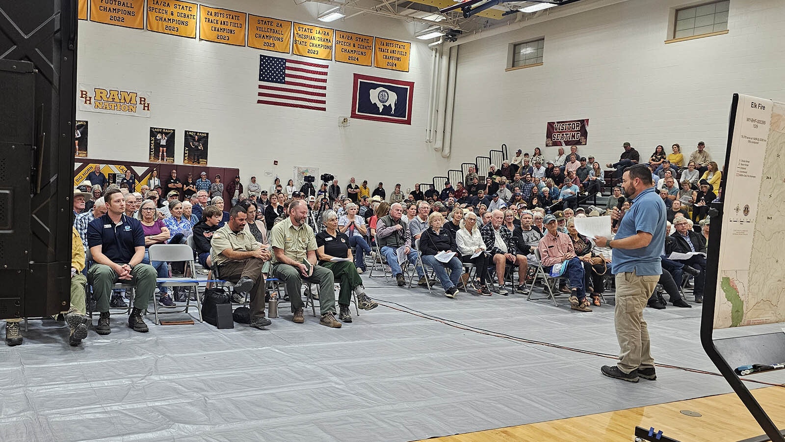 A meeting to discuss fire strategy for the Elk Fire drew close to 500 people to Big Horn Wednesday night.