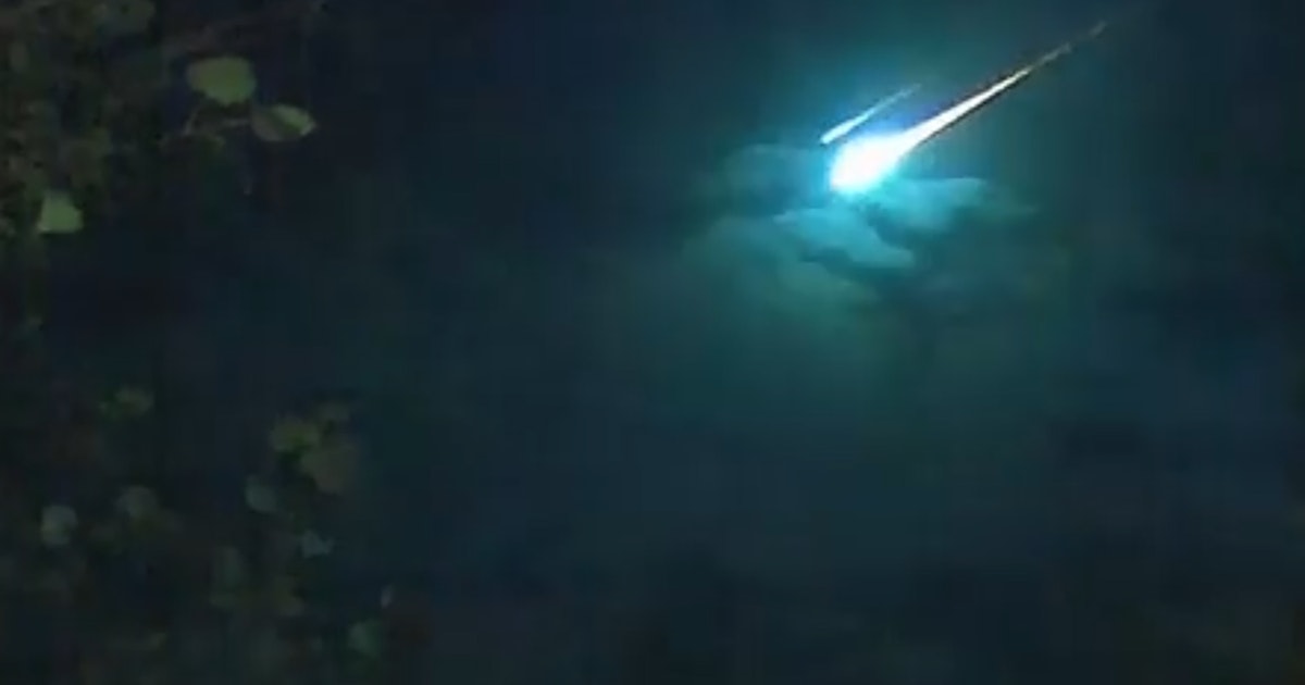 Gigantyczna kula ognia przecina nocne niebo nad południowym Wyoming