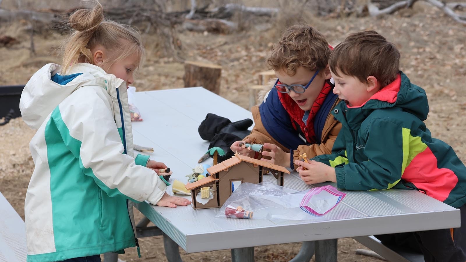 Preschool participants prepare to set up a manger scene on a picnic table at their Eagles’ Nest site.