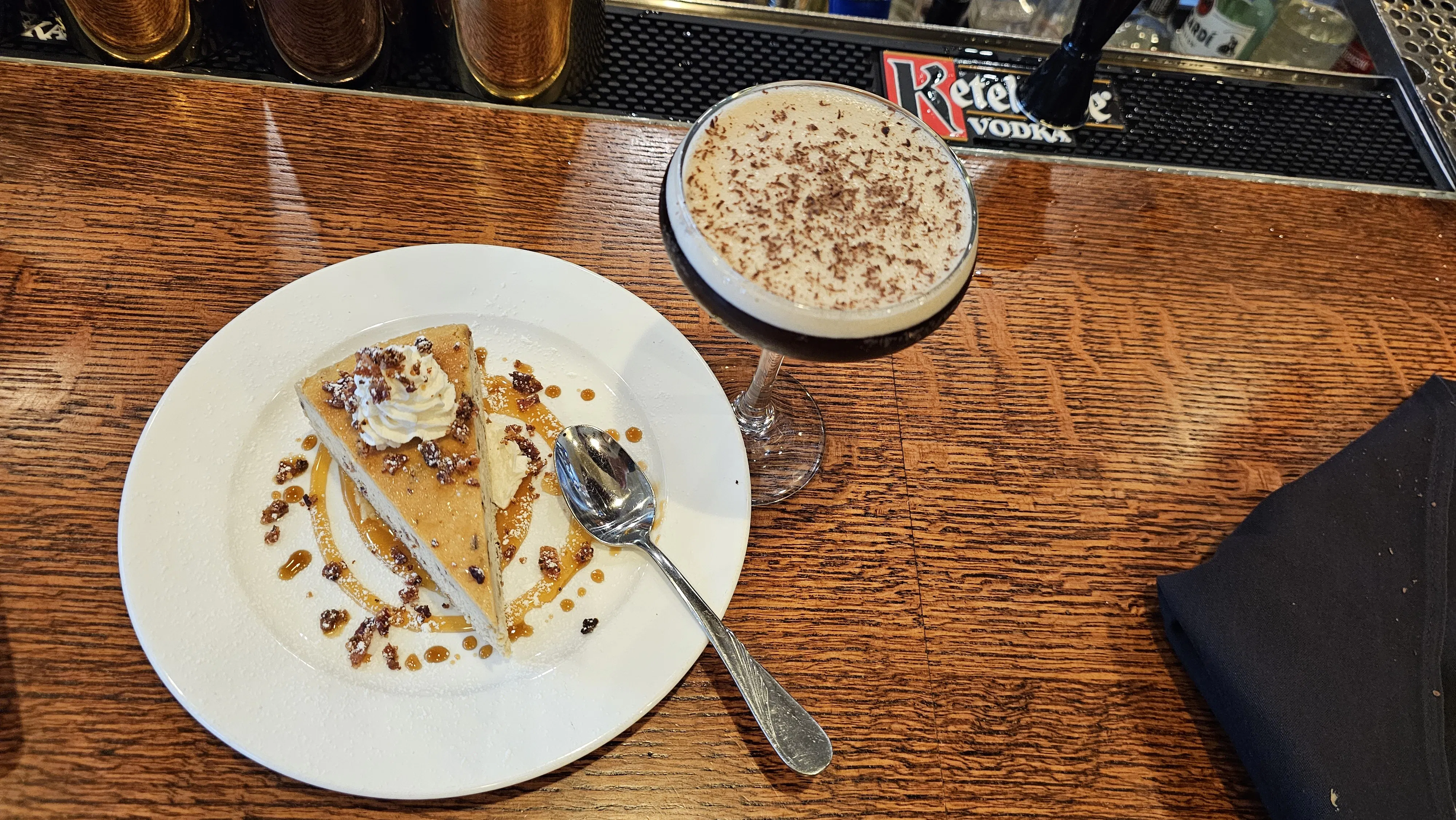 Ly Martini Espresso, một ví dụ cho sự đa dạng của sheridan cocktails tại Frackelton's, kết hợp hoàn hảo với món tráng miệng.