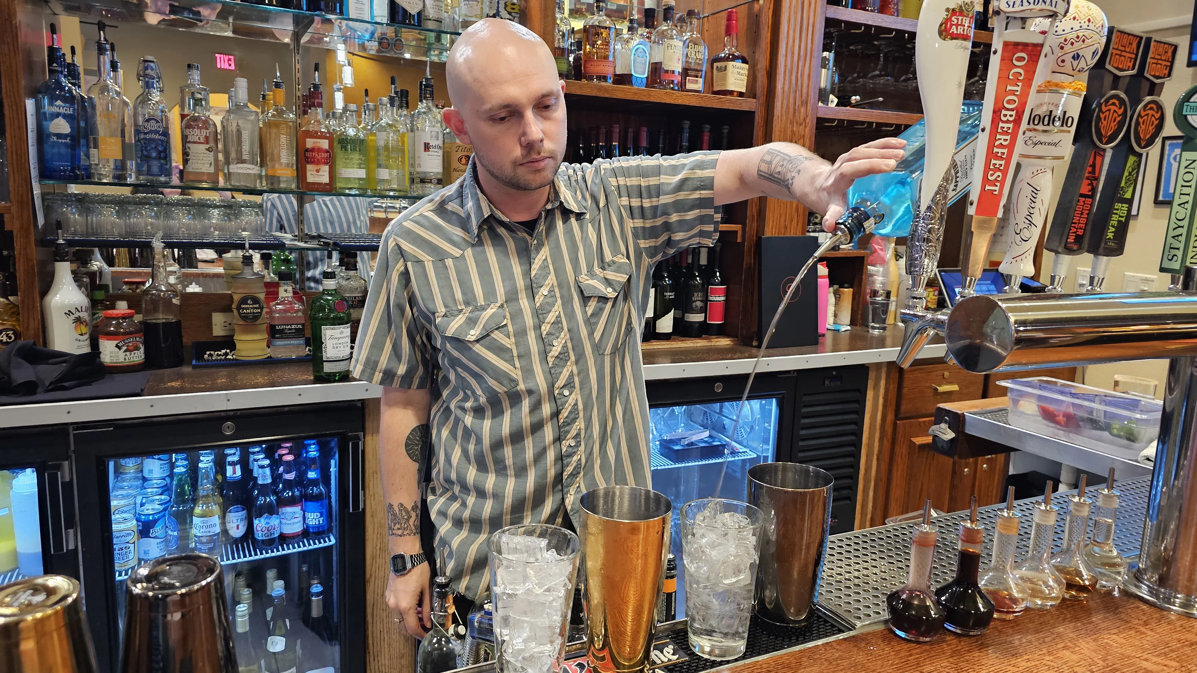 Michael Holden, chuyên gia pha chế sheridan cocktails tại Frackelton's, sáng tạo đồ uống ngay tại quầy.