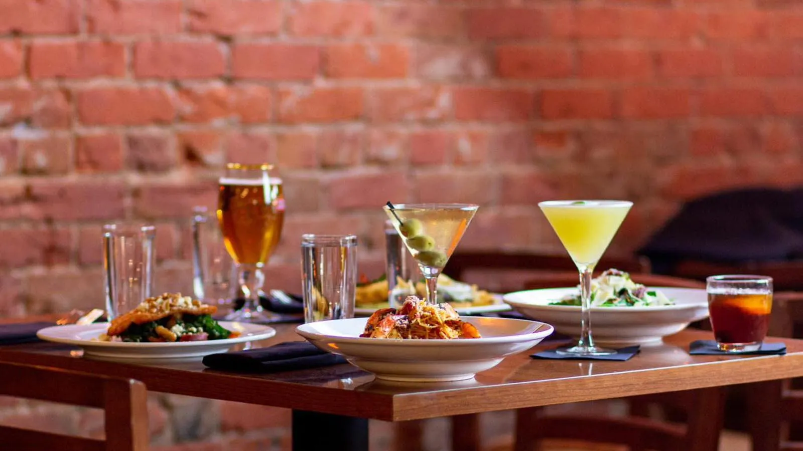 Ly Key Lime Martini bên phải, một lựa chọn sheridan cocktails đầy hương vị tại Frackelton's.