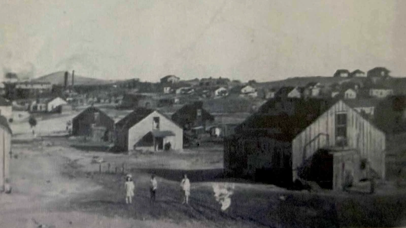 By the time World War II broke out, the coal town of Gebo was already dying. The coal mines were closing and only small private mines remained opened. Families were moving away and young men were called to the war instead of the mines.
