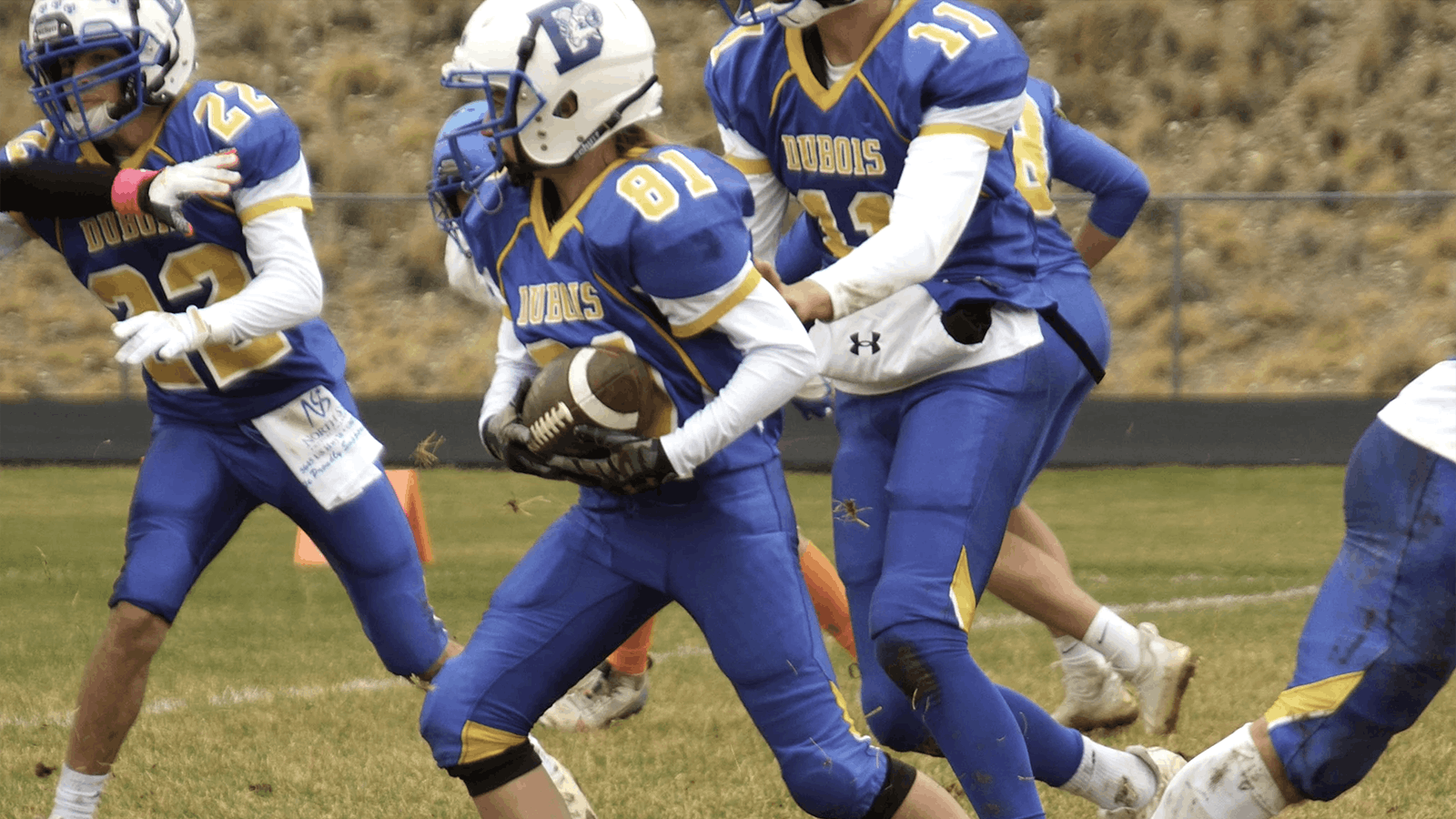 Briauna Grove takes a handoff from Siler Hess behind a Kaleb Gleim block.