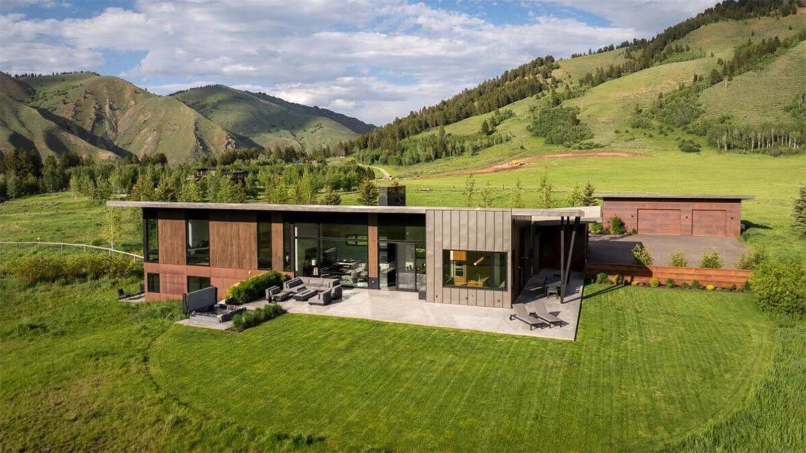 A luxury Jackson, Wyoming, home built for an avid golfer and once frequented by Payton Manning, has hit the market for $9.95 million. The upscale area comes with neighbors like Harrison Ford, Sandra Bullock and Judge Judy Scheindlin.