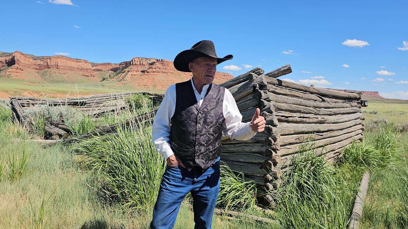 Clay Gibbons talks about the gangs that inhabited the Hole in the Wall during a 2024 tour. Wyoming’s infamous Wild West outlaw culture has inspired a documentary filmmaker to feature the Hole in the Wall hideout. He uses Wyoming voices to tell the story of the infamous outlaw outpost.