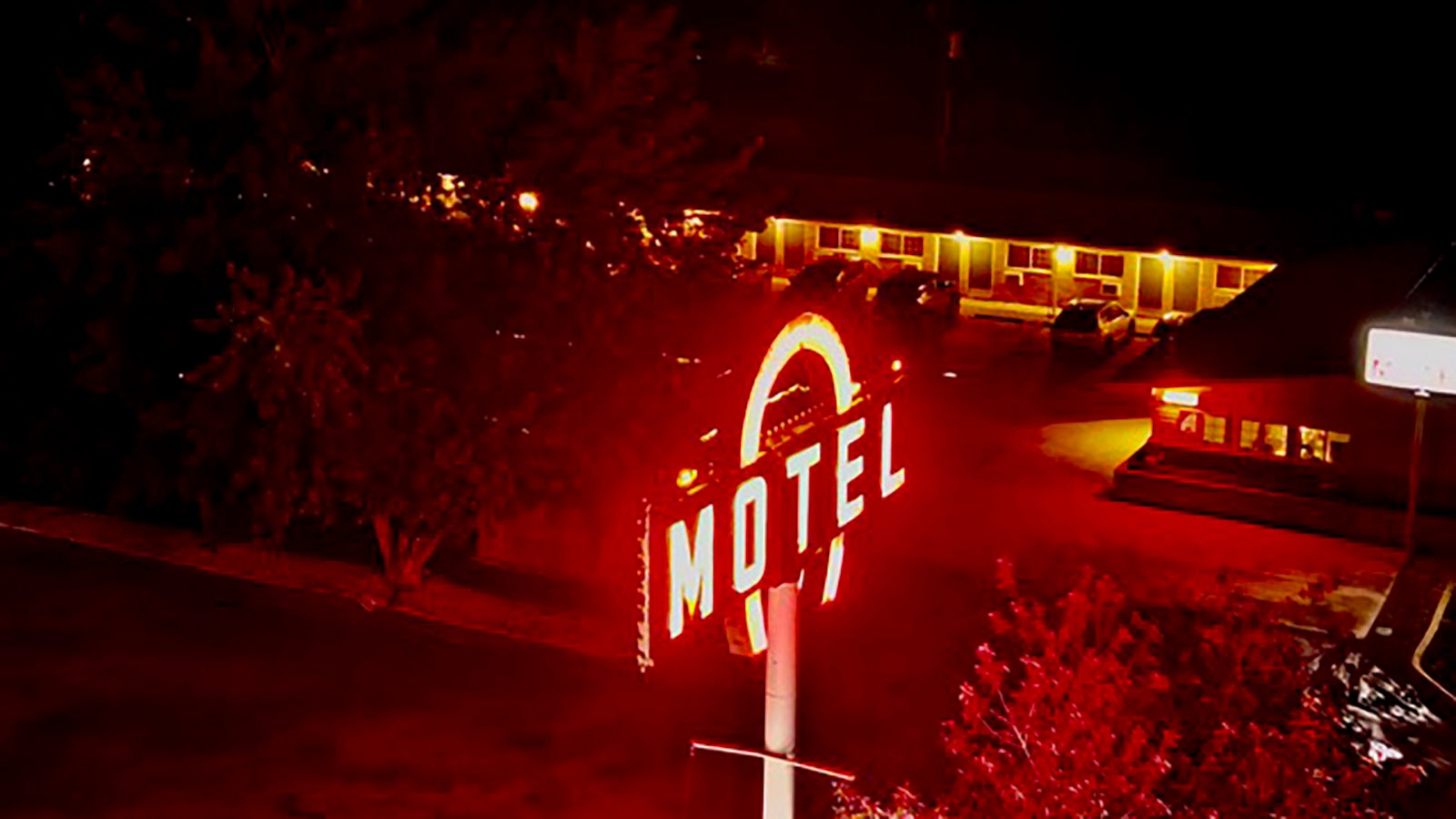 The Horseshoe Bend Motel at night.