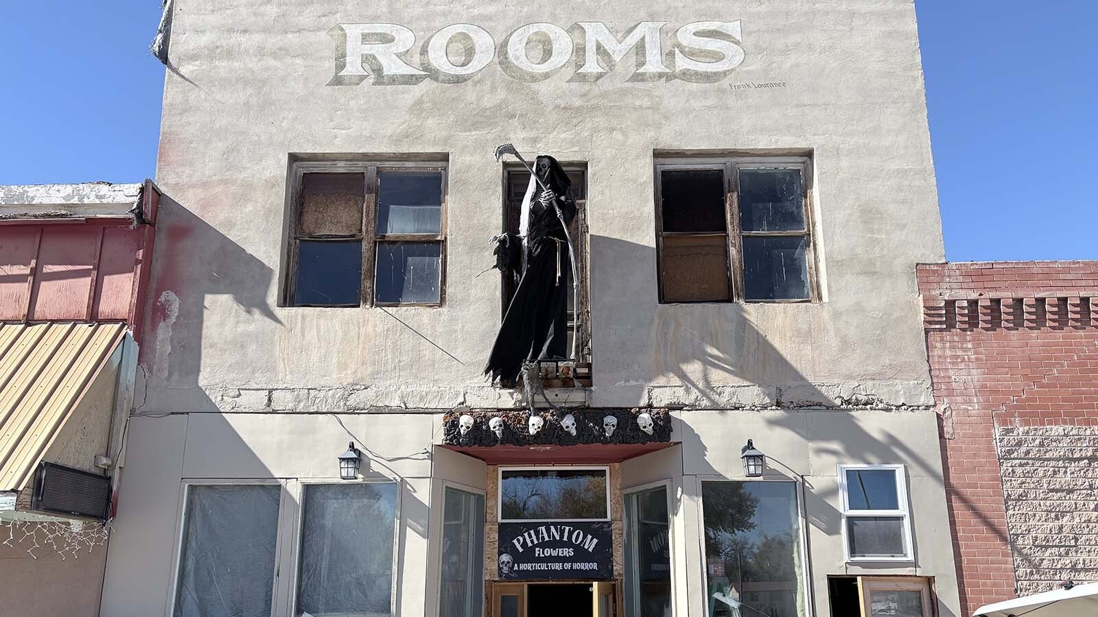 Gracies, an eight-room high-class brothel, operated in Hudson, Wyoming, from 1906 to the 1960s. After being shut down, the building was abandoned and left to decay over the past nearly 60 years.