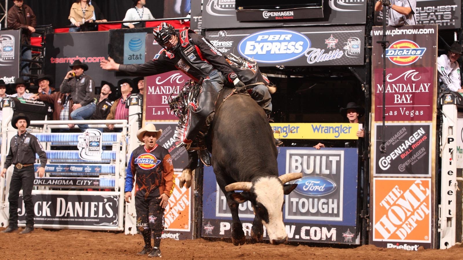 JB Mauney makes his famous ride on Bones in 2009, the first of only five to ever ride a full 8 seconds on him.