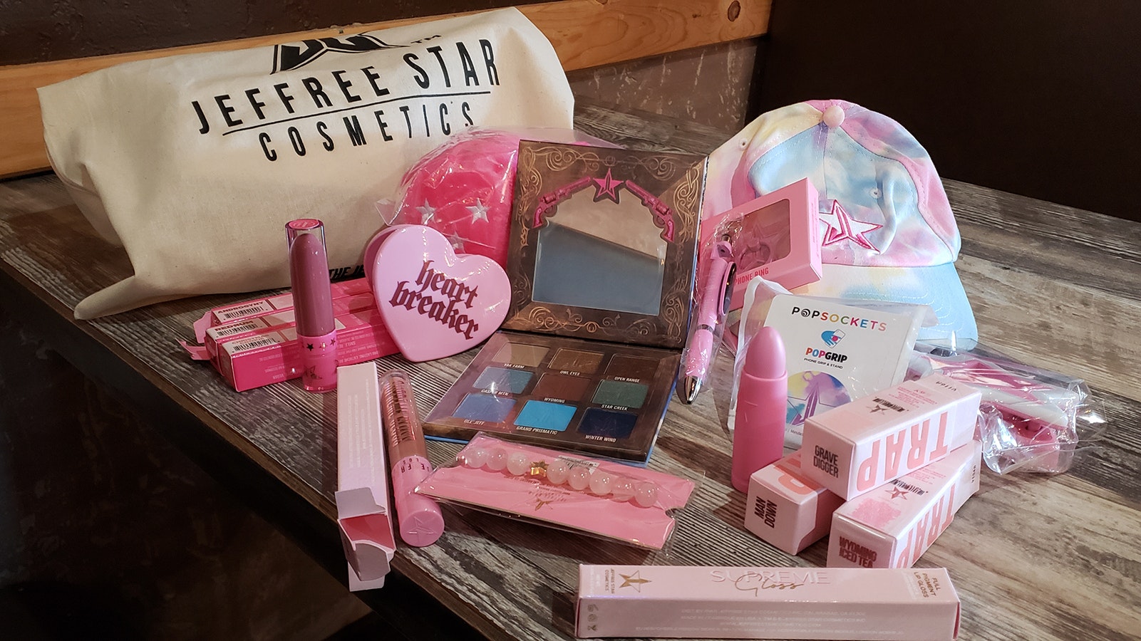The first 500 customers in the Jeffree Star store got a gift bag with purchase that contained several lip glosses, lipsticks, a Wyoming eye shadow palette, hat pen and more.
