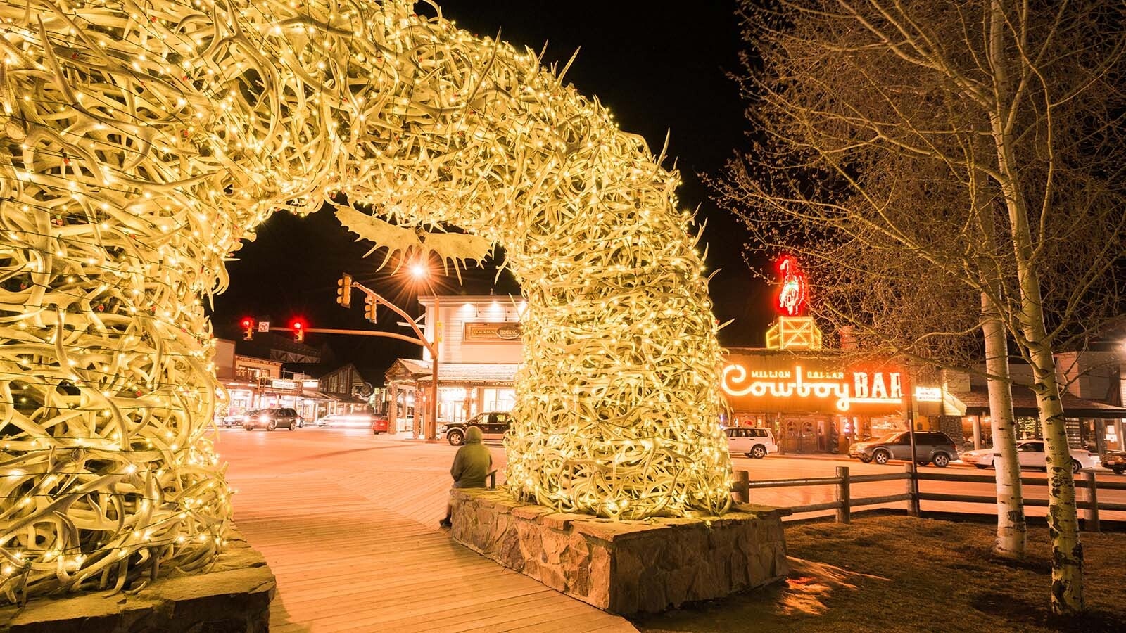 After a month of above-average temperatures, below-average precipitation and intense windstorms, the same weather patterns that prevented snow from reaching Wyoming will continue through Christmas. Forecasters say, expect a brown Christmas.