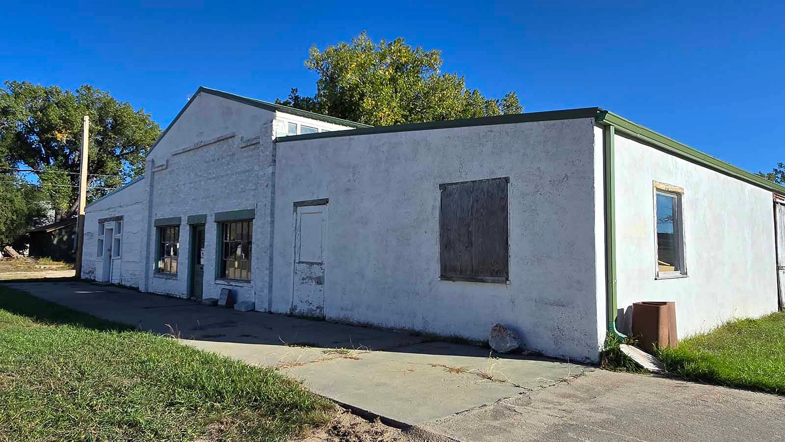 The stonecutting garage in Jay Em.