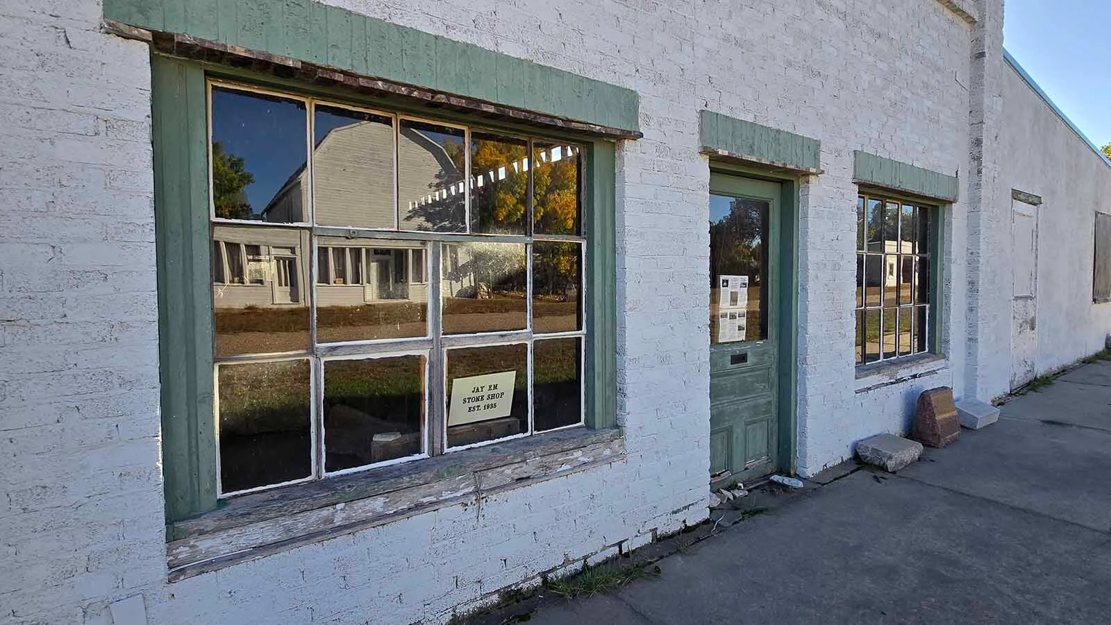 The stonecutting garage in Jay Em.