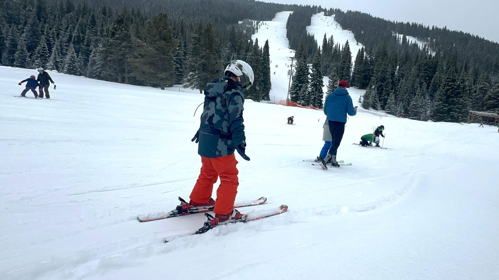 The first student of the President Ronin Wichner, 7 -year -old, slides along the Happy Trails ski slope for the first time at the Antelope Butte ski resort.