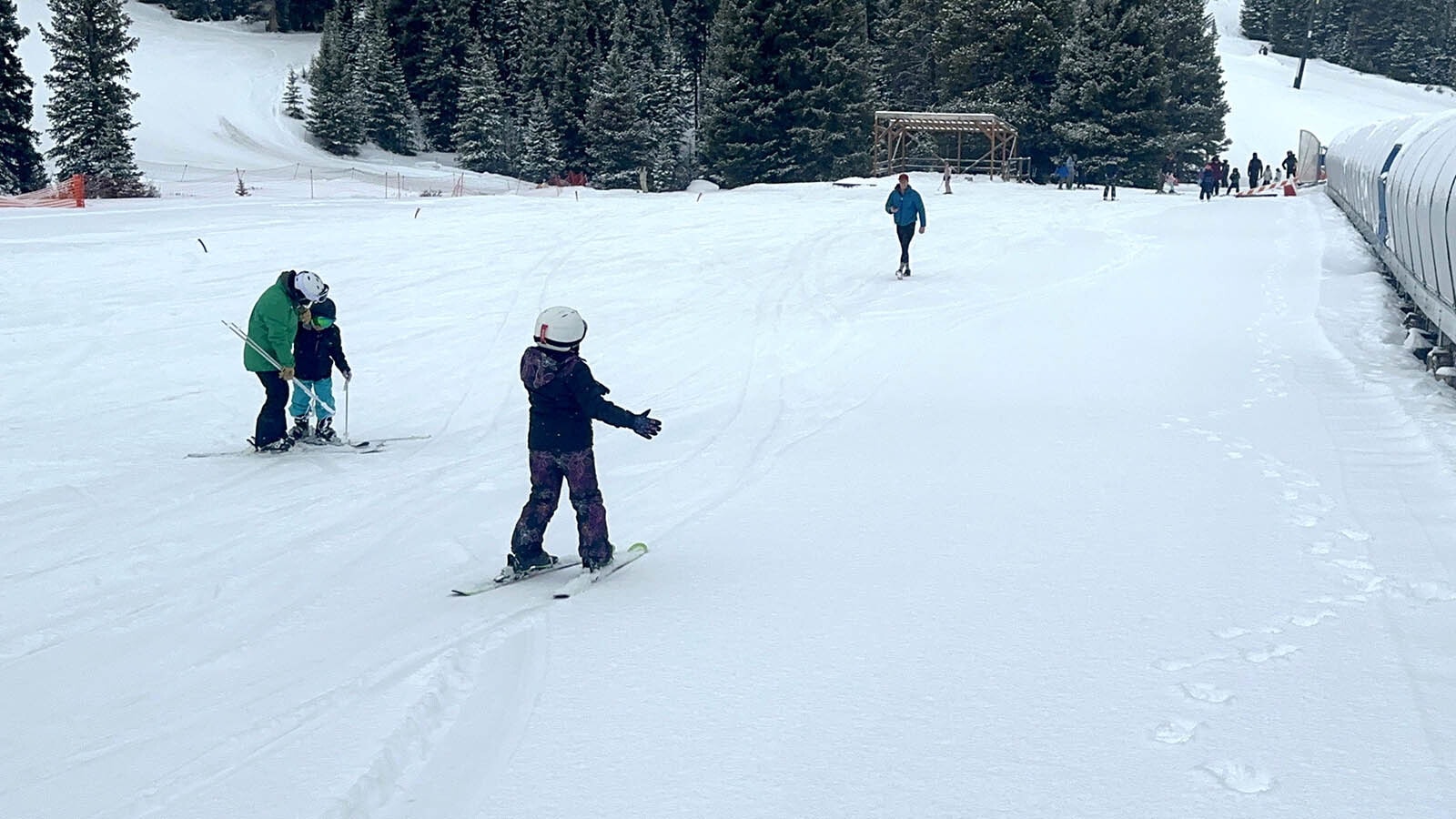 The first president of President Madison Muther, 7 -year -old, slides on the ski slope Happy Trails of the antelope Booth ski. She was excited to go.