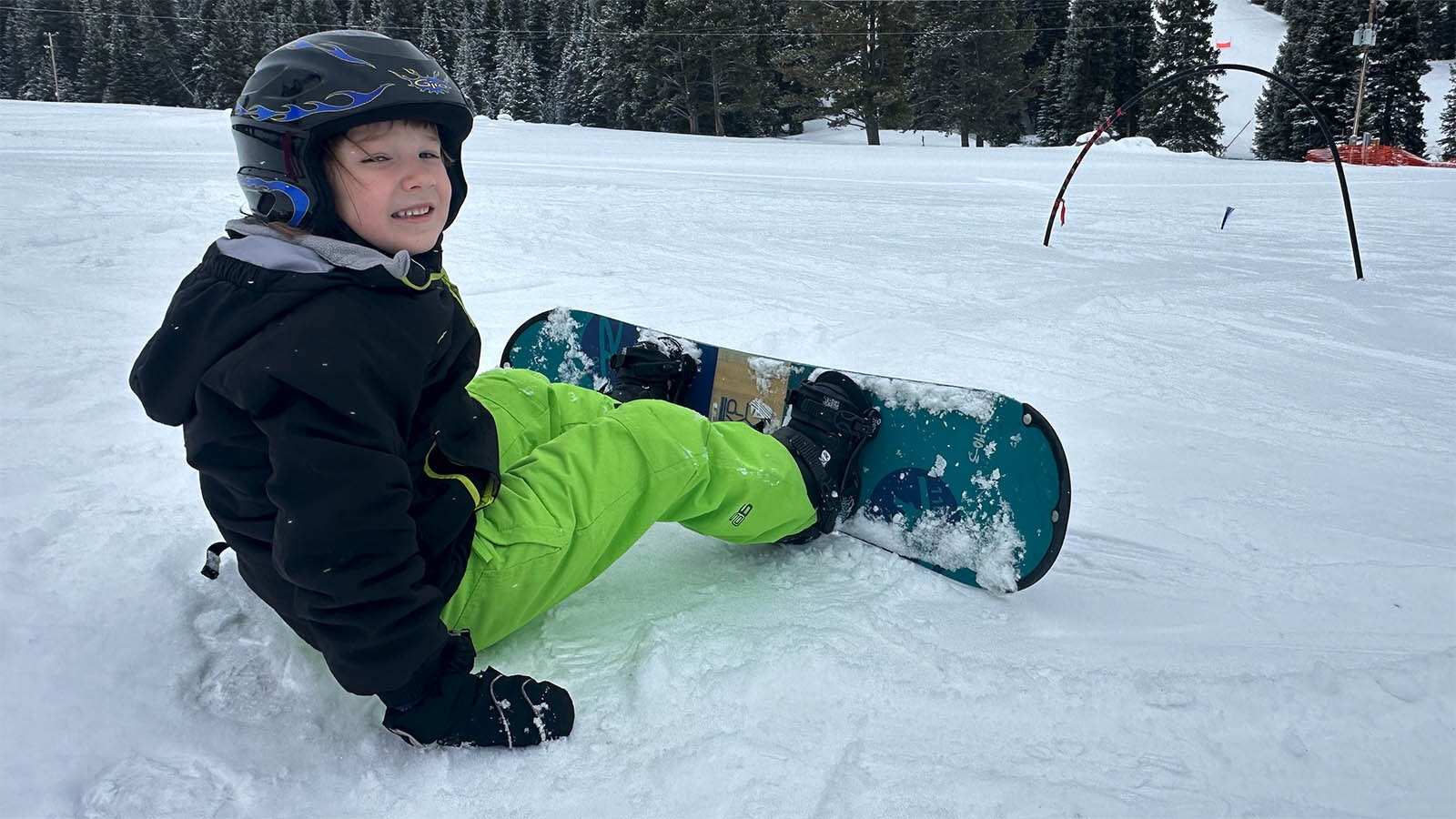 Tucker Alger, 6 -year -old, is in the Antelope Butte ski resort with his parents, who teach him a snowboard on the Happy Trails ski slope.