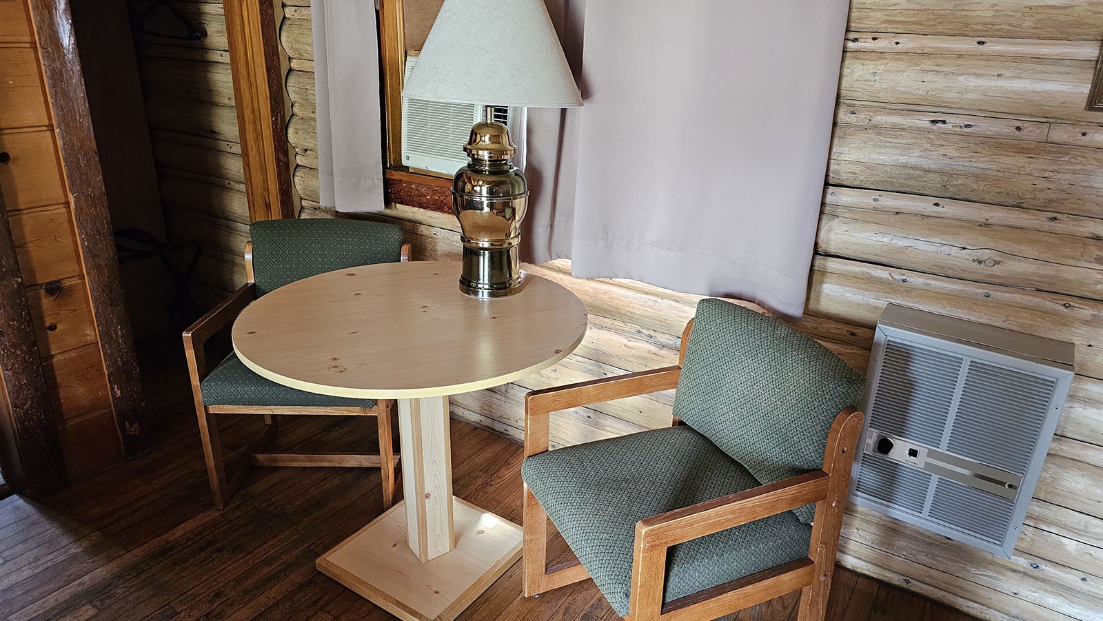 A small work table for dining or eating in one of the Kudar motel cabins.