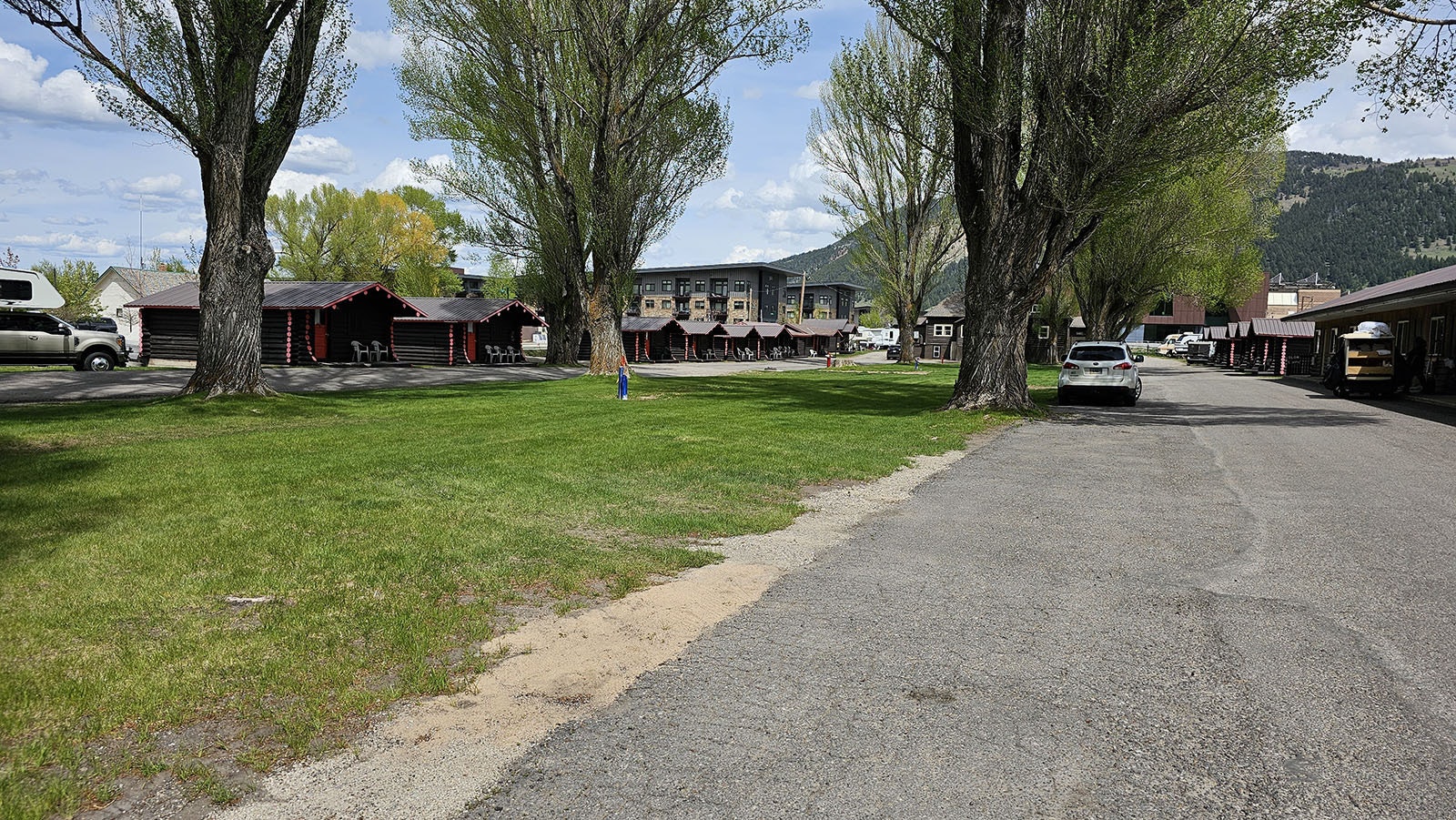 The cabins surround a parklike area in the center. No picnic tables, though.